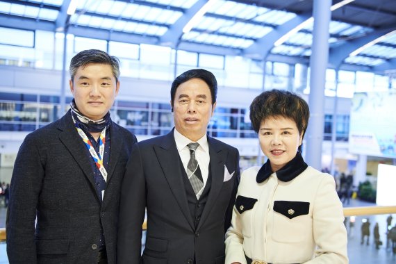 Gao Dekang (M.), CEO von Bosideng, auf der ISPO Munich. Gao Dekang (M.), CEO von Bosideng, auf der ISPO Munich.