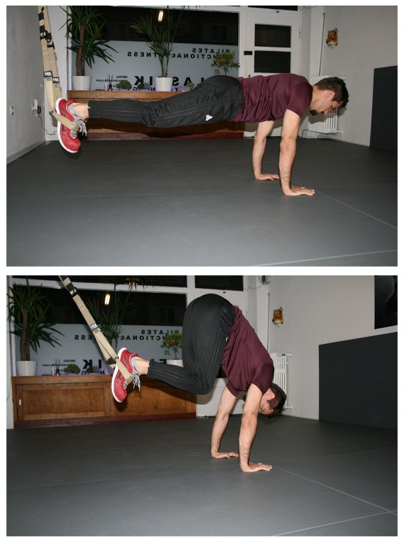 TRX Knee Tuck Trainier führt die Knee Tuck TRX Übung vor