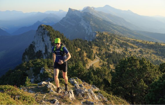 Trailrunning Frau beim Trailrunning auf einem Berg