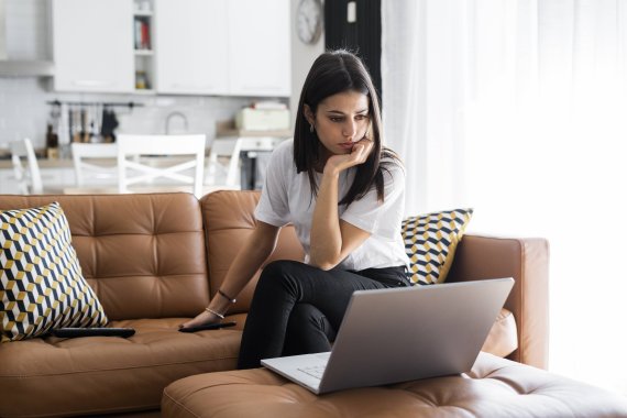 Ungesund: Home Office auf der Couch belastet den Rücken und erschwert das konzentrierte Arbeiten. Ungesund: Home Office auf der Couch belastet den Rücken und erschwert das konzentrierte Arbeiten.