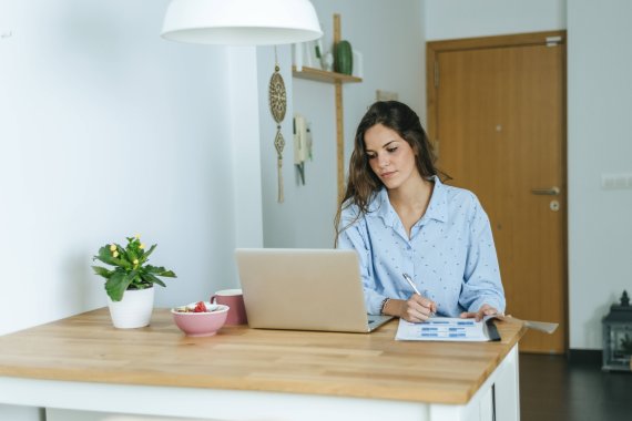 How to work from home office as healthy as possible? ISPO.com gives tips.