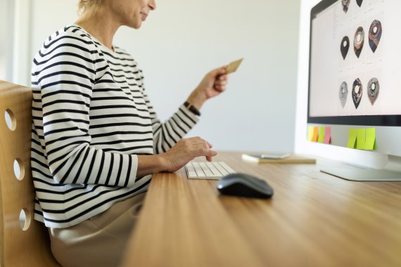 Ein externer Bldschirm ist häufig augenschonender als ein Laptop. Ein externer Bldschirm ist häufig augenschonender als ein Laptop.