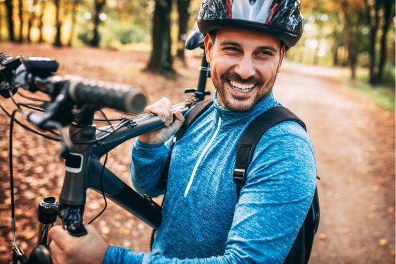 Nahaufnahme eines Mountainbikers mit dem Bike auf der Schuler