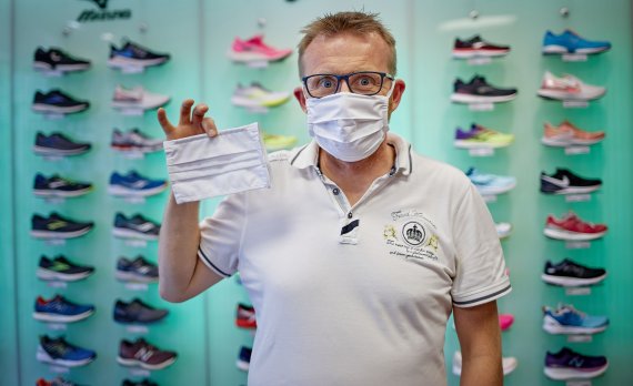 Jost Wiebelhaus vom Frankfurter Laufshop: Kaufende Kunden erhalten derzeit eine Maske als Geschenk.