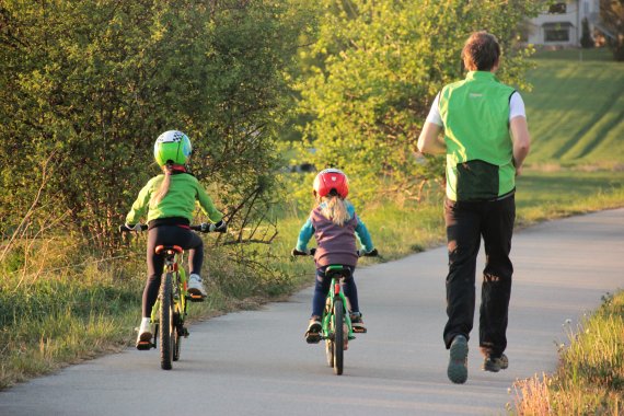 Exercising together, reducing stress: The parents are running, the kids take the bike. Exercising together, reducing stress: The parents are running, the kids take the bike.