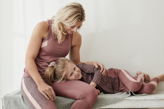 Die Mellow Floow Kollektion von Wheat setzt auf gedeckte Farben und handgezeichnete Muster. Die Mellow Floow Kollektion von Wheat setzt auf gedeckte Farben und handgezeichnete Muster.
