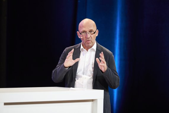 Klaus Dittrich, CEO Messe München GmbH, hat die ISPO Re.Start Days gemeinsam mit Kristina Vogel und Jost Kobusch eröffnet. Klaus Dittrich, CEO Messe München GmbH, hat die ISPO Re.Start Days gemeinsam mit Kristina Vogel und Jost Kobusch eröffnet.