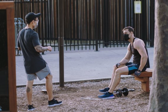 Auch mit Mundschutz und Maske ist Sport möglich - doch das Training muss gegebenenfalls angepasst werden.