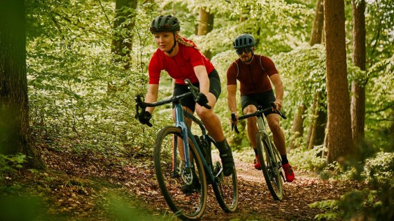 Vollgas und Vollspaß: Mit Gravelbike im Gelände. 