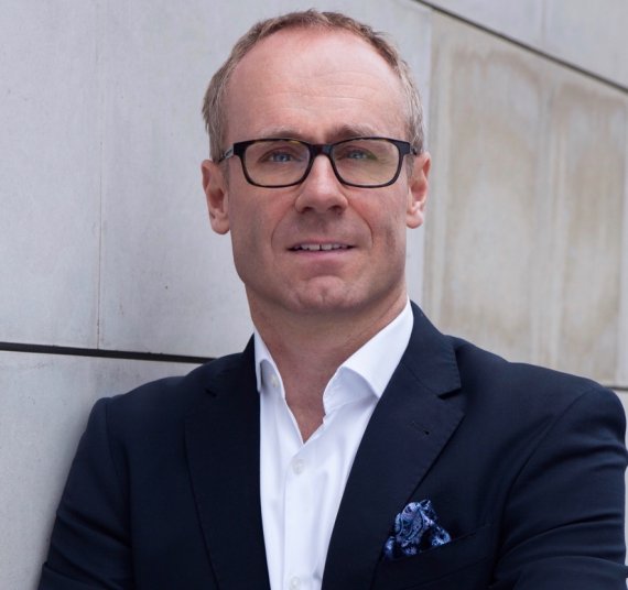 Until the takeover by Signa in March 2020, Jan Kegelberg headed SportScheck as CDO and Managing Director. He gives the wholesale retail model only five more years.