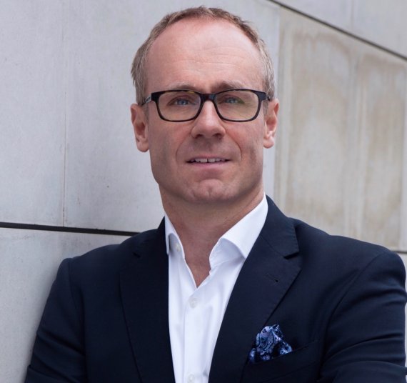 Until the takeover by Signa in March 2020, Jan Kegelberg headed SportScheck as CDO and Managing Director. He gives the wholesale retail model only five more years. Until the takeover by Signa in March 2020, Jan Kegelberg headed SportScheck as CDO and Managing Director. He gives the wholesale retail model only five more years.