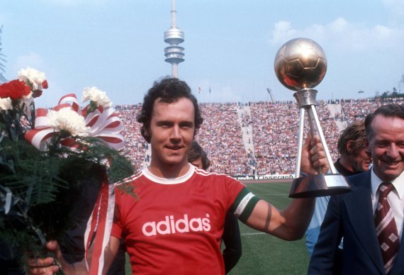 Franz Beckenbauer en 1976 : Cette année-là, il devient champion d'Europe, vainqueur de la Coupe d'Europe, vainqueur de la Coupe intercontinentale et footballeur de l'année en Allemagne et en Europe.
