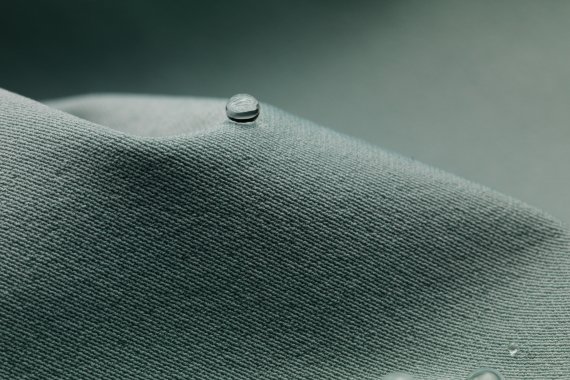 schoeller®-dryskin grüner Stoff mit einem Wassertropfen