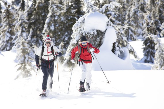 Schneeschuhwandern bietet Outdoor-Spaß abseits des Wintertrubels der Pisten und Skitourenwege.