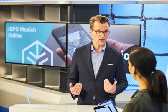 Shopping muss so einfach wie möglich sein, ist Dr. Axel Rebien, Co-CEO von Zahlungsdienstleister Unzer, überzeugt. Shopping muss so einfach wie möglich sein, ist Dr. Axel Rebien, Co-CEO von Zahlungsdienstleister Unzer, überzeugt.