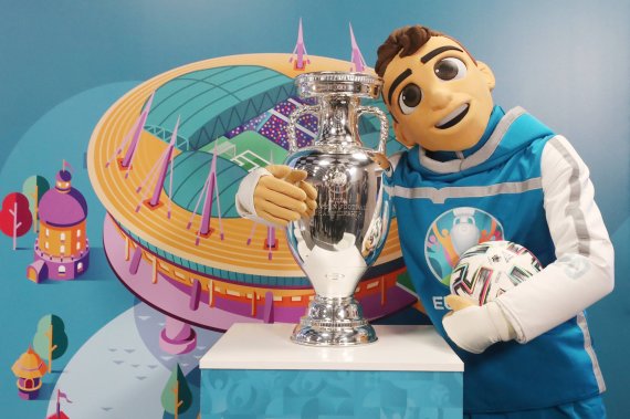 UEFA EURO 2020 Maskottchen Skillzy mit Pokal