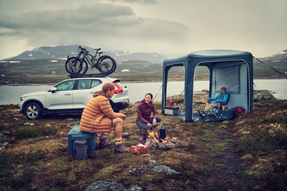 Drei Personen campen und nutzen die Outdoor Lösungen von Vanlife
