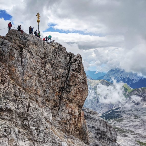 Für viele Wanderrouten empfiehlt es sich, Wanderstöcke mitzunehmen.