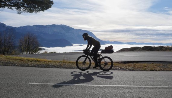 Jonas Deichmann beim Fahrradfahren