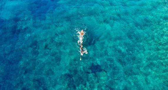 Jonas Deichmann schwimmt in der Adria