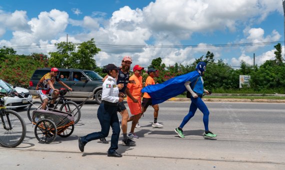 Begleiter von Jonas Deichmann beim Marathon