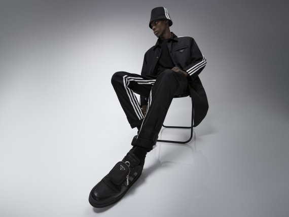 Model trägt die neue Kollektion von Adidas und Prada Model trägt die neue Kollektion von Adidas und Prada