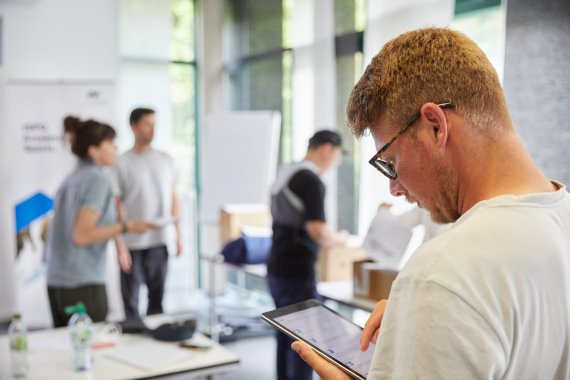 Award Jury Meeting Mann bedient ein Tablet