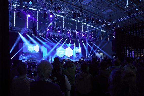 Welcome on stage