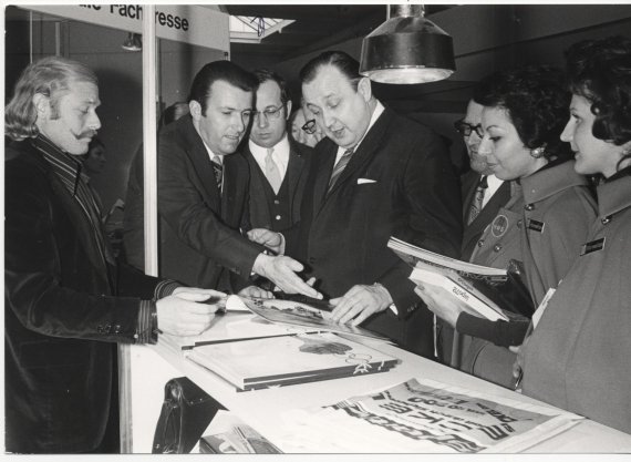 mb-151118-ispo72_16_marzin_genscher Innenminister Genscher mit Werner Marzin an einem Messestand.