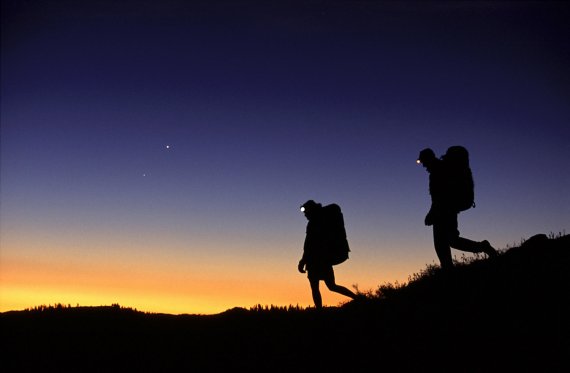mb-151120-ThinkstockPhotos-71264303 Zwei Wanderer in der Natur während des Sonnenuntergangs.