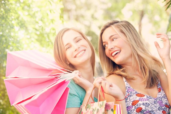 mb-shoppen-ohne-gehirn Zwei Frauen schauen glücklich nach einer Shopping-Tour