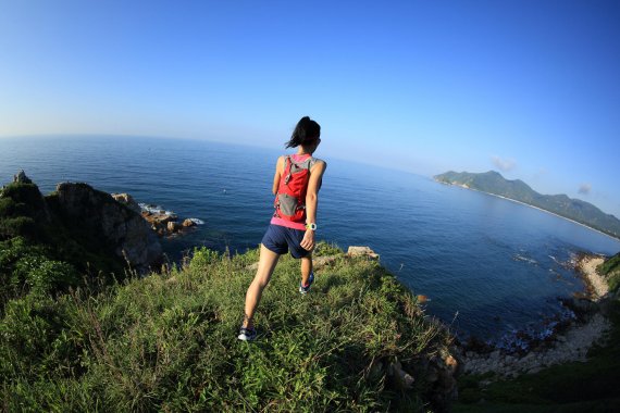 mb-151123-ThinkstockPhotos-495659196 Eine Frau beim Wandern vor Meereskulisse.