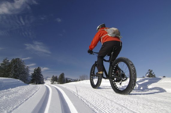 mb-151123-ThinkstockPhotos-520624531 A fatbiker is racing through the snow.