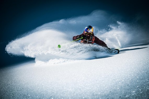 Nadine Wallner auf Skiern im Tiefschnee.