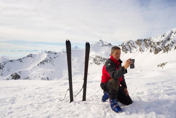mb-151125-ThinkstockPhotos-468303012 Ein Mann mit Smartphone auf der Piste.