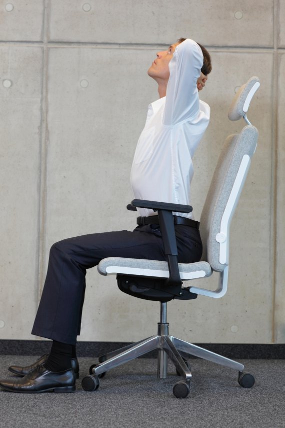 mb-151126-ThinkstockPhotos-497273808 Ein Mann macht Rückenübungen auf einem Bürostuhl.