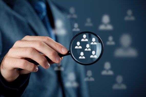 mb-151126-ThinkstockPhotos-473096580 Mögliche Unterstützer aus der Crowd erscheinen in einer Lupe.