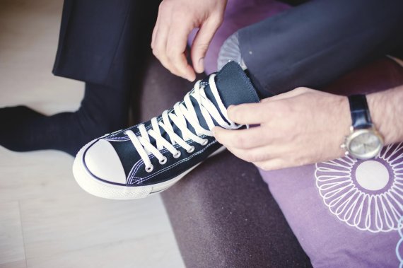 mb-151126-ThinkstockPhotos-500290695 Ein Mann schnürt seine Chucks zu.