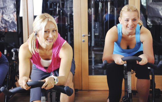 mb-Fitness-Phaenomen-Spinning Zwei Frauen auf Spinning-Rädern