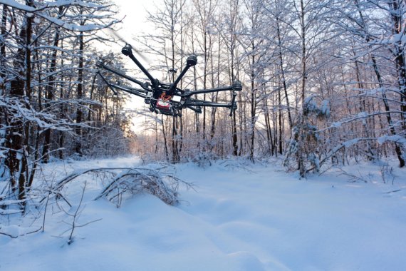 mb-en-ThinkstockPhotos-493935020 A drone flying through a forrest
