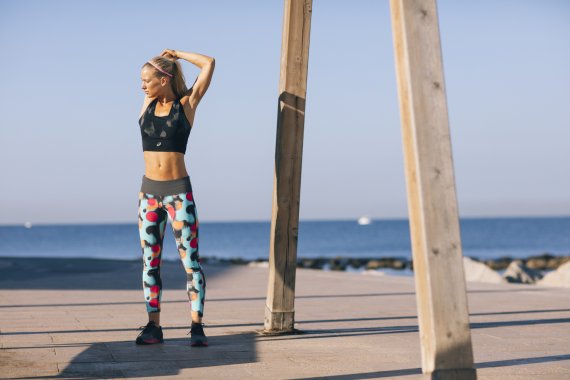 mb-en-ASICS A jogger stretchin at the beach