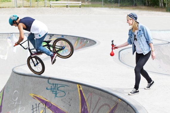 mb-151127-LUUV-Action Filmen mit dem solidLUUV-Kamerastabilisator in einem Bikepark.