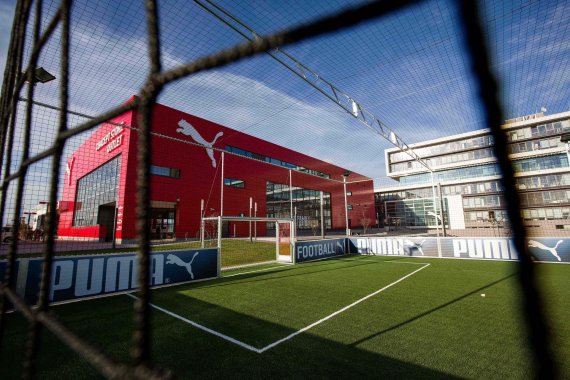 mb-151128-PUMAVision Headquarters_Herzogenaurach (6) Puma-Hauptquartier mit Fußballplatz