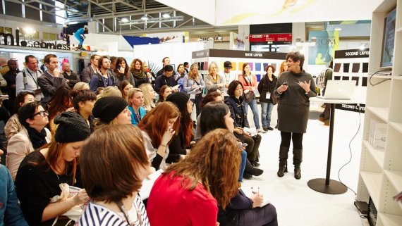 mb-Louisa_Smith_Textrends Jurymitglied Louisa Smith bei einem ISPO-Vortrag