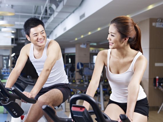 A Chinese couple in a fitness studio
