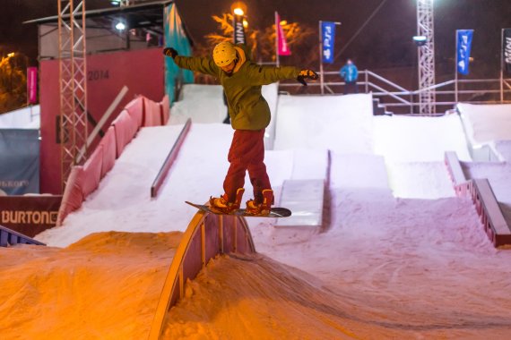 mb-en_151123-ThinkstockPhotos-531533347 A Snowboarder in a Snowpark.