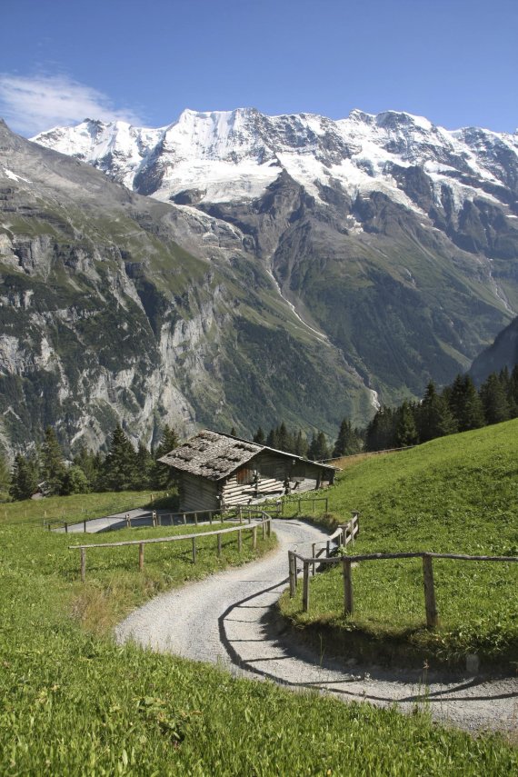 mb-151201-ThinkstockPhotos-470509051 Eine Holzhütte in malerischer Alpenlandschaft.