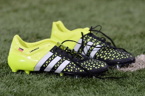 mb-151202-imago21095175h Adidas-Fußballschuhe auf dem Rasen im Stadion