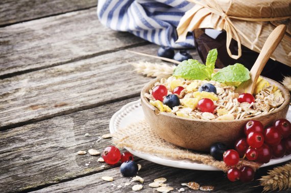 Eine Schale mit gesundem Beerenmüsli.