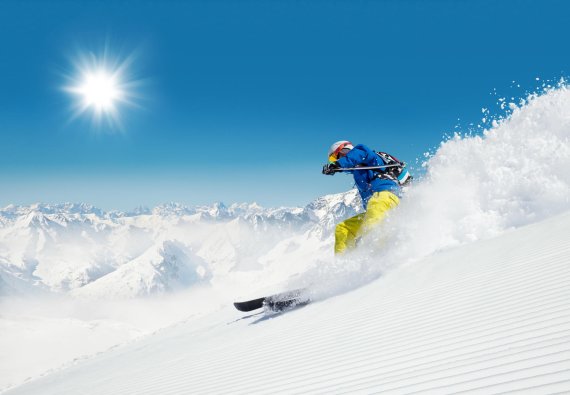 mb-ispo_academy_snow_and_safety Ein Skifahrer fährt den Berg hinunter